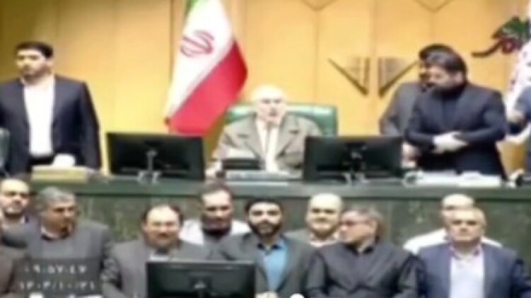 Ιρανοί βουλευτές φωνάζουν «Θάνατος στην Αμερική» στο κοινοβούλιο, δείτε βίντεο