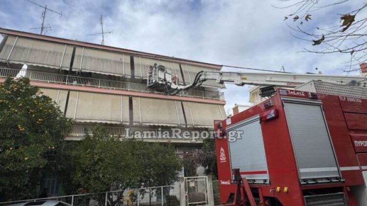 Φωτιά σε διαμέρισμα στη Λαμία: Απεγκλωβίστηκε ηλικιωμένος και διακομίστηκε στο νοσοκομείο