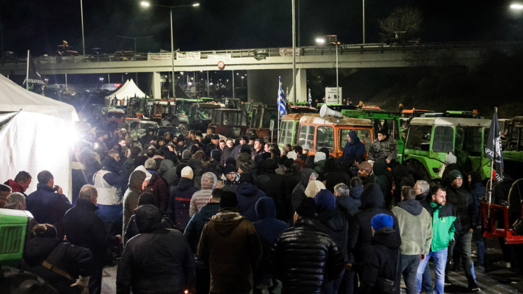 Μικρή μειοψηφία αυτοί που τίναξαν στον αέρα τον διάλογο, αν κλιμακώσουν θα εφαρμοστεί ο νόμος, το μήνυμα της κυβέρνησης στους αγροτοσυνδικαλιστές