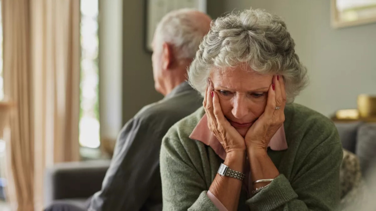 Μπροστά στην άνοια του συντρόφου άνδρες και γυναίκες αντιδρούν διαφορετικά
