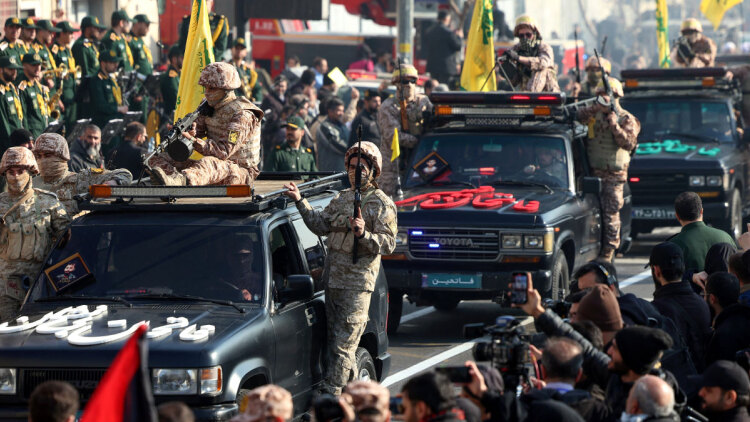 Ποιοι είναι οι πολιτοφύλακες Μπασίτζ που σπέρνουν τον τρόμο στους διαδηλωτές στο Ιράν;