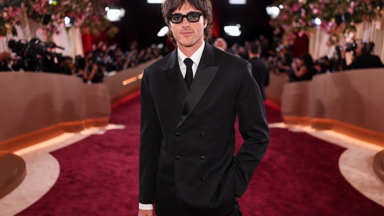 Τζέικομπ Ελόρντι: Το τρυφερό φιλί στους -επίσης ψηλούς- γονείς του στις Χρυσές Σφαίρες (βίντεο)