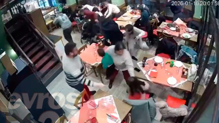 Αλεξανδρούπολη: Η στιγμή που οι ισχυροί άνεμοι σάρωσαν την πόλη - Πανικός σε πιτσαρία από τζάμια που έσπασαν, έτρεχαν να κρυφτούν οι πελάτες