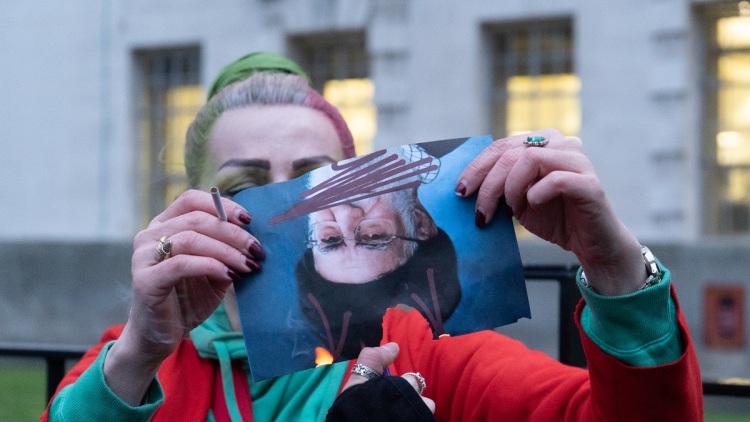 «Αναγκάστηκαν να τη θάψουν με τα ίδια τους τα χέρια»: Ανατριχιαστικές μαρτυρίες για τους εκατοντάδες νεκρούς στο Ιράν