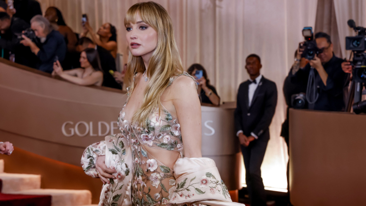 Τζένιφερ Λόρενς στις Χρυσές Σφαίρες: Με σι θρου φόρεμα έκλεψε την παράσταση στο κόκκινο χαλί