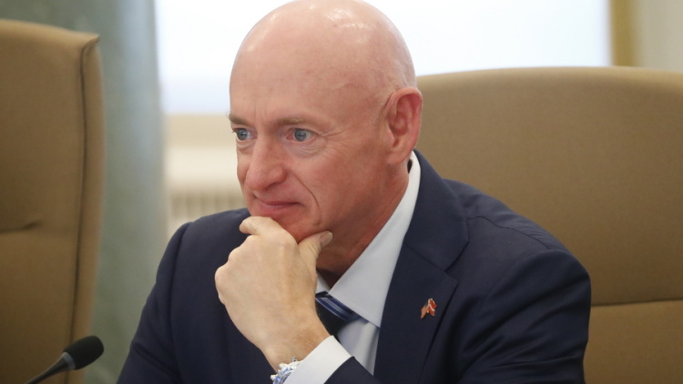 Με μήνυση απαντά ο γερουσιαστής Μαρκ Κέλι στον υπουργό Άμυνας που τον κατηγορεί για στάση
