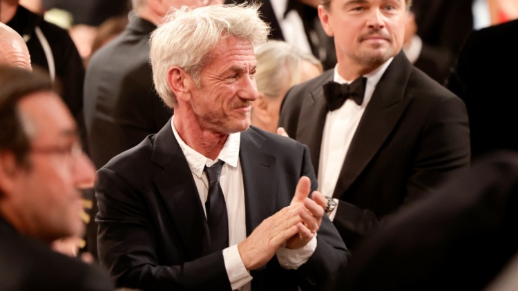 Το καυστικό σχόλιο της Νίκι Γκλέιζερ για την ηλικία του Σον Πεν και η αντίδραση του ηθοποιού 
