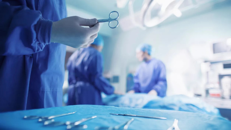 Με περισσότερα χειρουργεία και λιγότερες καθυστερήσεις «έκλεισε» το 2025 – Τι ξεμπλόκαρε τη διαδικασία
