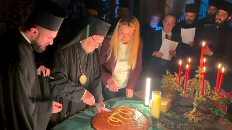 Τα μαχαίρια «πρόδωσαν» τον Πατριάρχη Βαρθολομαίο στην κοπή της πίτας των ομογενών της Κωνσταντινούπολης: Κακός οιωνός, σχολίασε