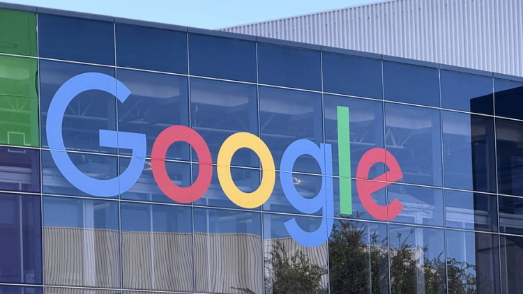 Alphabet: Άγγιξε τα 4 τρισ. δολάρια η κεφαλαιοποίηση μετά το mega-deal με την Apple για την τεχνητή νοημοσύνη