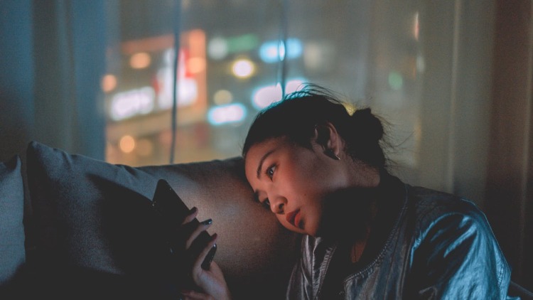 «Είσαι νεκρός;»: Η νέα εφαρμογή για μοναχικούς ανθρώπους που κάνει θραύση στη νεότερη γενιά