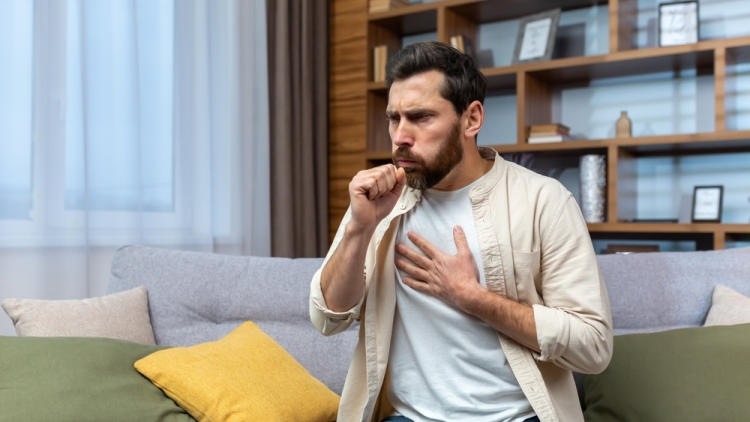 Αναπνευστικές λοιμώξεις: Τι αποκαλύπτει το χρώμα των φλεμάτων, πότε χρειάζεται αντιβίωση