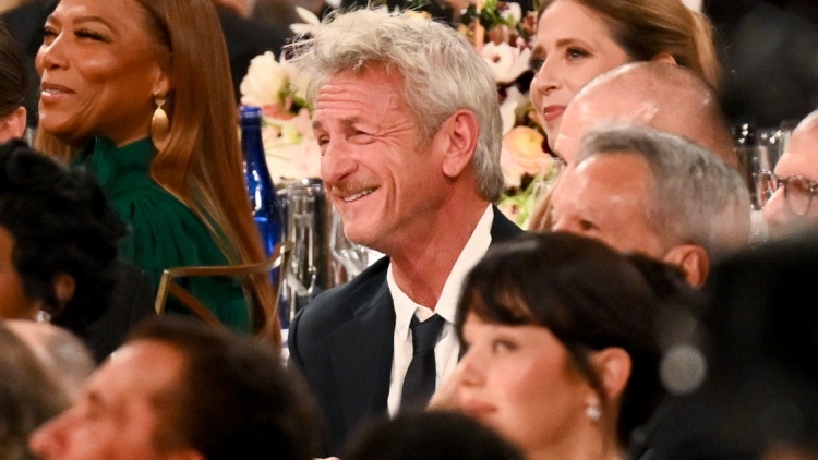 Ο Σον Πεν «πιάστηκε» να καπνίζει στην αίθουσα τελετής των Χρυσών Σφαιρών