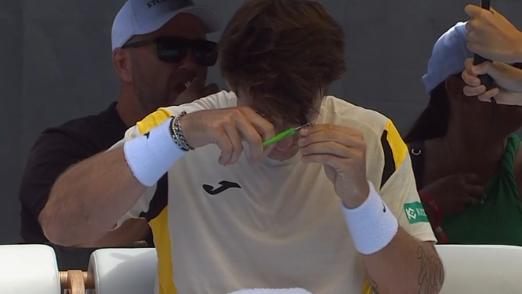 Βίντεο: Τενίστας έκοψε τα μαλλιά του εν ώρα αγώνα και έγινε viral 