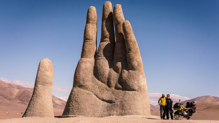 Από τη Θεσσαλονίκη στο Κονγκό και από την Παταγονία στη Βολιβία με μια Vespa - Το ταξίδι του Στέργιου και της Αλεξάνδρας: