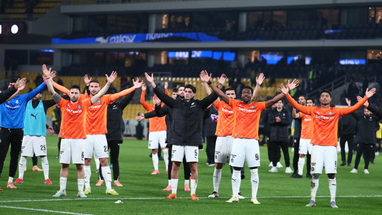 Οι ξέφρενοι πανηγυρισμοί των παικτών του ΟΦΗ μαζί με τον κόσμο μετά την πρόκριση κόντρα στην ΑΕΚ, φωτογραφίες