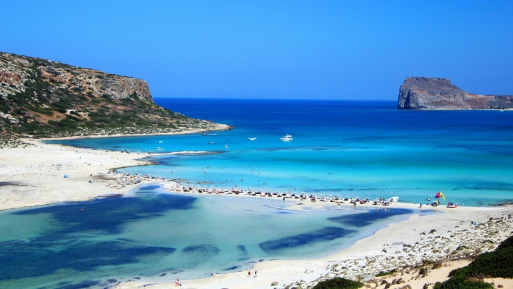 Τρεις περιοχές της Ελλάδας στους κορυφαίους προορισμούς της Ευρώπης για το 2025, το «άγνωστο» νησί που τρεντάρει για το 2026