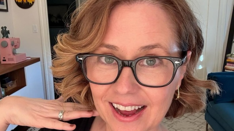 Τζένα Φίσερ: Η σταρ του «The Office», για όλες τις αλλαγές στα μαλλιά της μετά τη χημειοθεραπεία