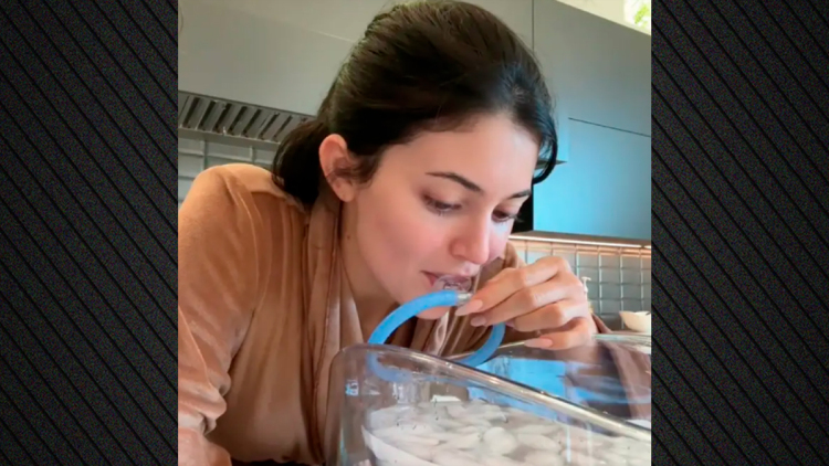 H... παγωμένη προετοιμασία της Κάιλι Τζένερ για τις Χρυσές Σφαίρες: Το βίντεο που έχει πάνω από 34 εκατ. views