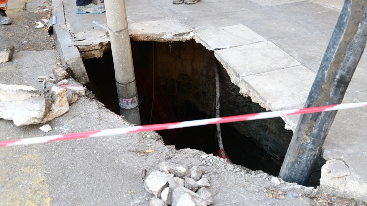 Καθίζηση σε δρόμο στο κέντρο της Αθήνας, δείτε βίντεο και φωτογραφίες