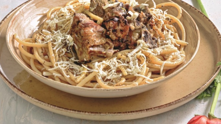 Χοντρό μακαρόνι με προβατίνα, μαύρο πιπέρι και ξηρό ανθότυρο Νάξου