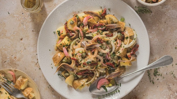 Πατάτες με αντζούγιες και κρεμμυδοσαλάτα