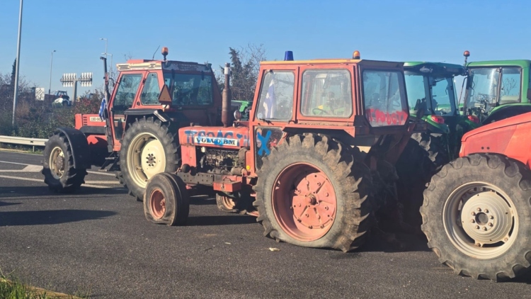 «Εσκεμμένη ενέργεια για τη διάλυση του μπλόκου», λένε οι αγρότες της Νίκαιας για τον βανδαλισμό των τρακτέρ