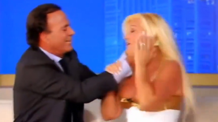 Η σεξουαλική επίθεση από τον Χούλιο Ιγκλέσιας σε παρουσιάστρια on air: Τη φίλησε με το ζόρι στο στόμα, βίντεο