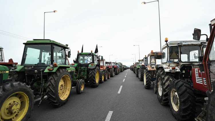 Παραμένουν οι αγρότες στο μπλόκο του Ε65, με ανοιχτό τον δρόμο
