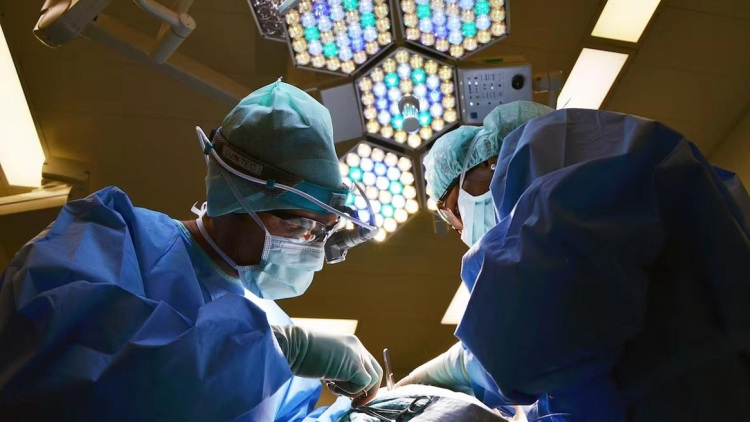 Ζούσε 20 χρόνια με όγκο που έφτασε τα 60 κιλά: «Δεν με εμπόδιζε να δουλεύω»