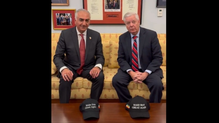 Συνάντηση Γκράχαμ με τον διάδοχο του ιρανικού θρόνου Ρέζα Παχλαβί: Δώρο καπέλα με το σύνθημα «Make Iran Great Again»