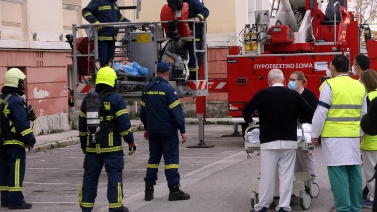 Άνδρας απειλεί να πέσει από την ταράτσα στο κτίριο της πολεοδομίας στην Αθήνα