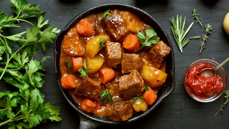 Μοσχάρι κατσαρόλας: 5 λάθη που κάνουμε και βγαίνει σκληρό (και πώς να τα αποφύγουμε)