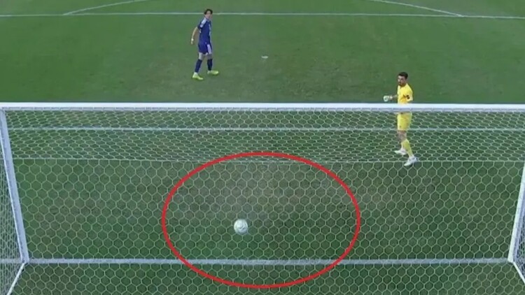 Viral «γκάφα» στην Ασία: Πανηγύρισε το πέναλτι που απέκρουσε, αλλά η μπάλα κατέληξε στα δίχτυα, δείτε βίντεο