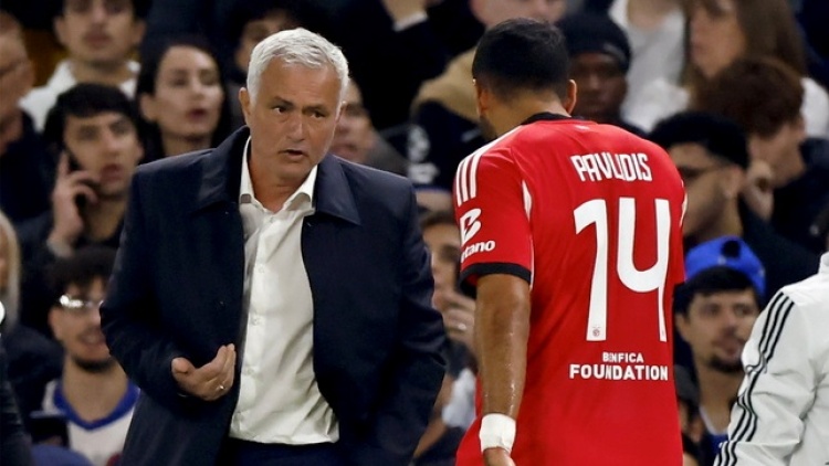 Ζοσέ Μουρίνιο: «Ασπίδα» προστασίας στον Παυλίδη μετά τη χαμένη ευκαιρία στο «Ντραγκάο»
