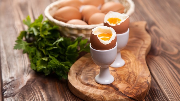 Αυγά σφιχτά, ζουμερά, μελάτα – Τα λεπτά βρασμού ανάλογα με το πώς μας αρέσουν
