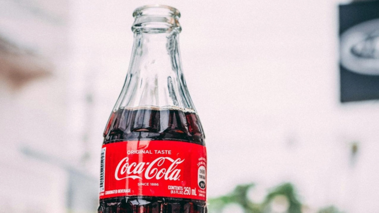 YouTuber έφτιαξε τη μυστική συνταγή της Coca-Cola: Τι περιέχει πραγματικά το θρυλικό αναψυκτικό (vid)