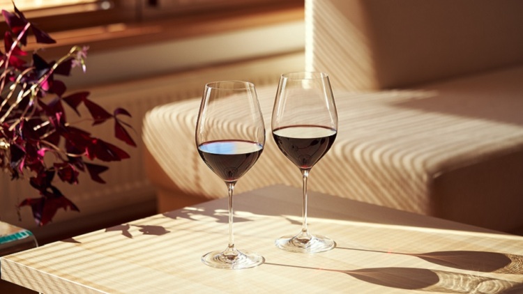 Λεκέδες από κόκκινο κρασί: Πώς τους αφαιρούμε από τον καναπέ