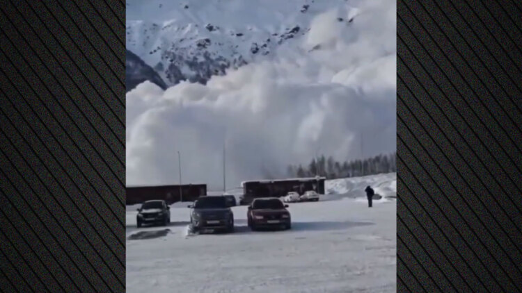 Τεράστια χιονοστιβάδα σε χιονοδρομικό κέντρο στη Ρωσία «καταπίνει» τα πάντα στο πέρασμά της, δείτε βίντεο