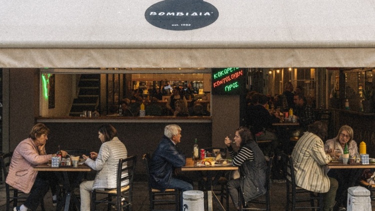 «Βομβίδια»: Πέθανε ο Θανάσης Βαγιάτας, ο άνθρωπος πίσω από το θρυλικό στέκι με τη... μυστική συνταγή για σουτζουκάκια, που «τάισε» γενιές Θεσσαλονικιών