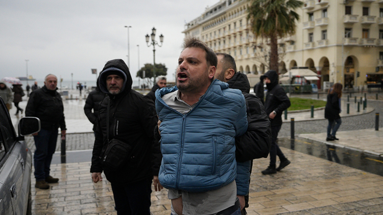 Θεσσαλονίκη: Πέταξαν φωτογραφίες του Τσίπρα με τη λέξη «Ανεπιθύμητος» έξω από το Ολύμπιον, πέντε προσαγωγές, δείτε βίντεο
