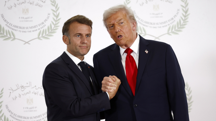 Ο Τραμπ μιμήθηκε αλά γαλλικά τον Μακρόν και μίλησε για δασμούς, σαμπάνιες και φάρμακα