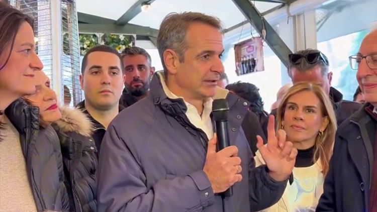 Η βόλτα του Μητσοτάκη στο Μαρούσι και η κουβέντα με τους πολίτες στα καταστήματα, δείτε βίντεο