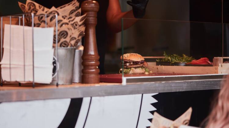 8 διευθύνσεις με το κορυφαίο street food του Βερολίνου – Κλασικό currywurst, επικά burger
