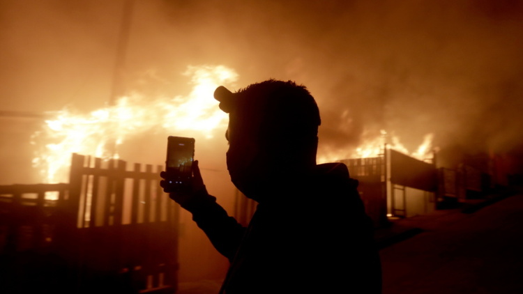 Τουλάχιστον 15 νεκροί από τις πυρκαγιές που μαίνονται στη Χιλή, δεκάδες χιλιάδες απομακρύνθηκαν από τις εστίες τους
