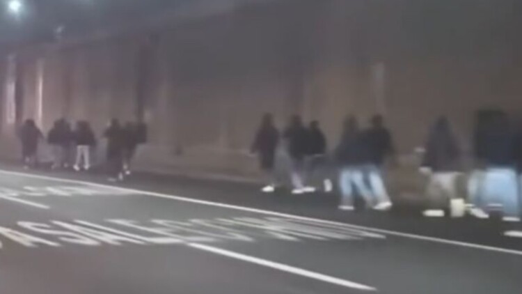 Επεισόδια μεταξύ οπαδών της Φιορεντίνα και της Ρόμα σε αυτοκινητόδρομο στη Μπολόνια, δείτε βίντεο