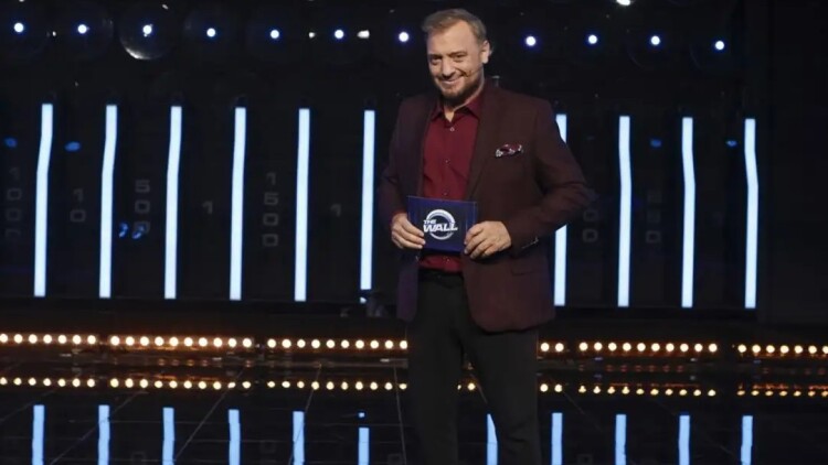 The Wall - Δείτε βίντεο: Δυο αδερφές έριξαν... τον τοίχο και πήραν 82.765 ευρώ