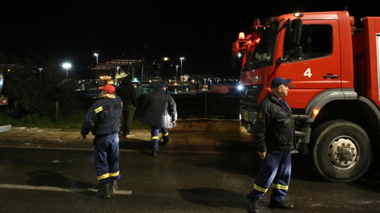 Υπό έλεγχο η φωτιά στα Καζάνια Περάματος: Πιθανόν να προκλήθηκε από διαρροή καυσίμων
