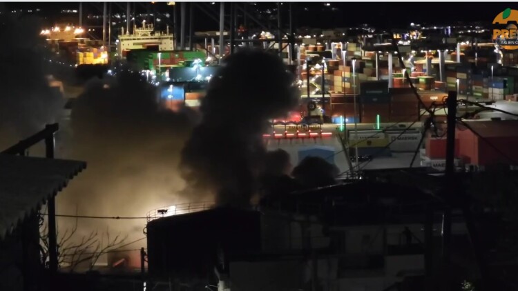 Δείτε βίντεο: Φωτιά στα Καζάνια στο Πέραμα 
