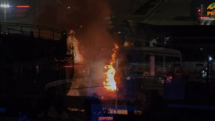 Φωτιά στο Πέραμα: Πιθανόν να προκλήθηκε από διαρροή καυσίμων - 112 και έκκληση να παραμείνουν στα σπίτια τους οι πολίτες